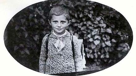 Papst Benedikt XVI. wird am 28. Februar zurücktreten. Hier können Sie seine wichtigsten Lebensstationen in Bildern nachverfolgen. Das Foto zeigt den Schuljungen Josef Ratzinger im Jahr 1932 in Aschau am Inn. Am Tag seiner Rücktrittserklärung würdigte ihn der langjährige bayerische Ministerpräsident Edmund Stoiber (CSU) als „größten Sohn Bayerns“ in der mehr als tausendjährigen Geschichte des Landes.