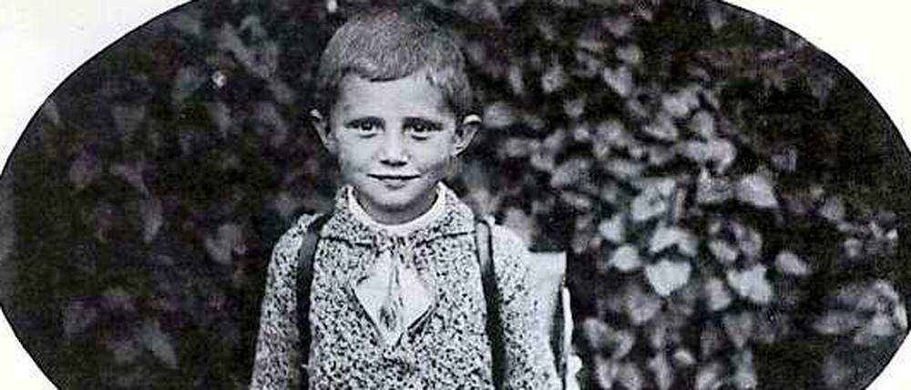 Papst Benedikt XVI. wird am 28. Februar zurücktreten. Hier können Sie seine wichtigsten Lebensstationen in Bildern nachverfolgen. Das Foto zeigt den Schuljungen Josef Ratzinger im Jahr 1932 in Aschau am Inn. Am Tag seiner Rücktrittserklärung würdigte ihn der langjährige bayerische Ministerpräsident Edmund Stoiber (CSU) als „größten Sohn Bayerns“ in der mehr als tausendjährigen Geschichte des Landes.