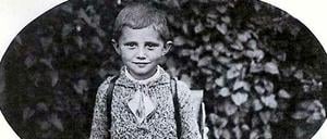 Papst Benedikt XVI. wird am 28. Februar zurücktreten. Hier können Sie seine wichtigsten Lebensstationen in Bildern nachverfolgen. Das Foto zeigt den Schuljungen Josef Ratzinger im Jahr 1932 in Aschau am Inn. Am Tag seiner Rücktrittserklärung würdigte ihn der langjährige bayerische Ministerpräsident Edmund Stoiber (CSU) als „größten Sohn Bayerns“ in der mehr als tausendjährigen Geschichte des Landes.