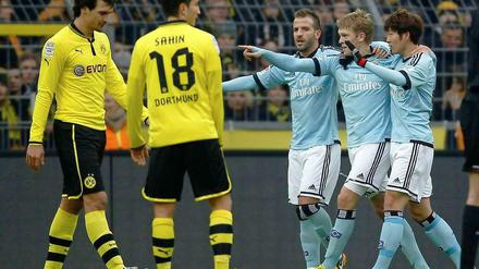 Da geht's lang. Hamburgs Spieler nehmen drei Punkte aus Dortmund mit. Die BVB-Spieler Hummels (l.) und Sahin sind bedient.