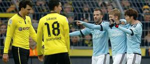 Da geht's lang. Hamburgs Spieler nehmen drei Punkte aus Dortmund mit. Die BVB-Spieler Hummels (l.) und Sahin sind bedient.