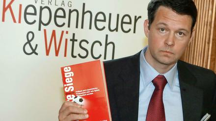 Declan Hill ist Journalist und Dozent. An der Universität Oxford hat der Kanadier über Fußball und organisierte Kriminalität promoviert. Über den Wettbetrug schrieb er das Buch "Sichere Siege".