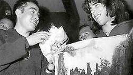 Freundschaft mit Folgen: Zhuang Zedong (links) und Glenn Cowan bei der Tischtennis-WM 1971 in Nagoya. 