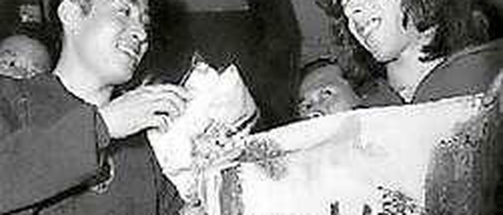 Freundschaft mit Folgen: Zhuang Zedong (links) und Glenn Cowan bei der Tischtennis-WM 1971 in Nagoya.