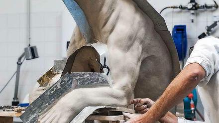 ‚Knut’ wird als Dermoplastik modelliert.