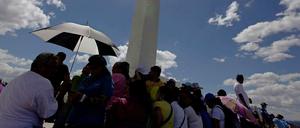Gläubige pilgern zu einem Kreuz in Danli im mittelamerikanischen Land Honduras. Die meisten Katholiken der Welt wohnen jedoch etwas südlich davon in Brasilien. 