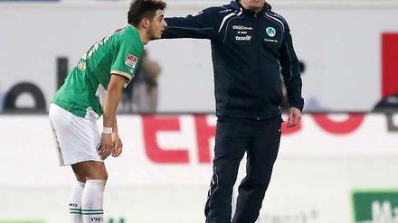 Kopf hoch: Der Fürther Trainer Mike Büskens (r.) muntert nach der Niederlage seinen Spieler Matthias Zimmermann auf.