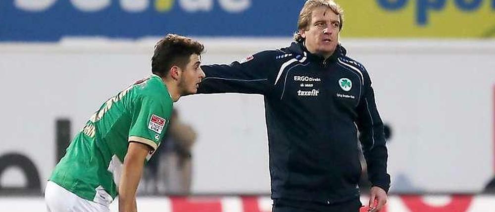 Kopf hoch: Der Fürther Trainer Mike Büskens (r.) muntert nach der Niederlage seinen Spieler Matthias Zimmermann auf.