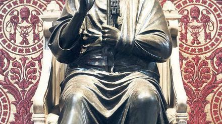 Petrus, der Fels: Die Bronzestatue vom ersten Bischof Roms im Petersdom. Foto: imago