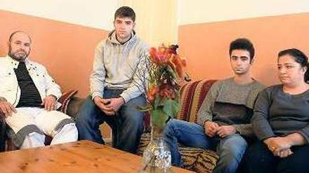 Machen mobil. Die Familie Gülbol mit zweien der drei Kinder (im Bild v.l.: Ali, Amir, Akim und Necmiye). Foto: B. Kietzmann