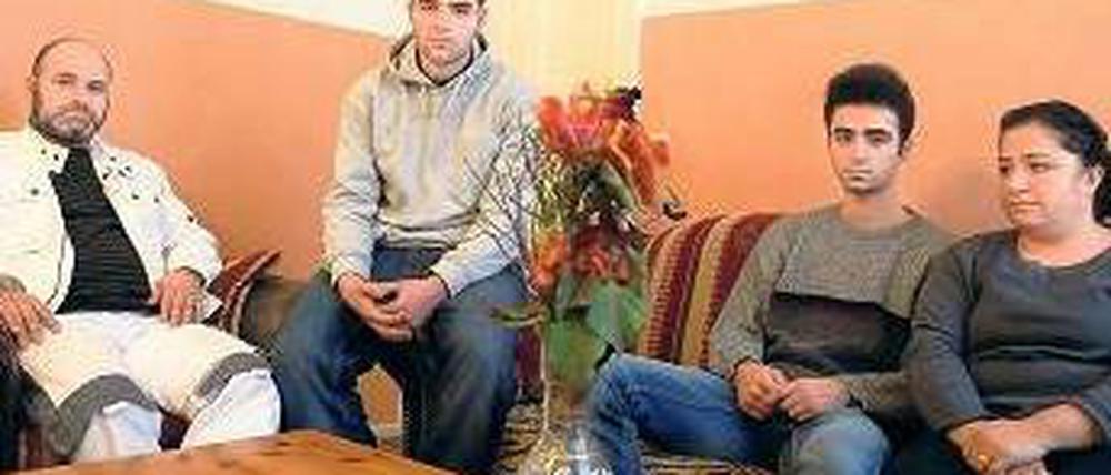 Machen mobil. Die Familie Gülbol mit zweien der drei Kinder (im Bild v.l.: Ali, Amir, Akim und Necmiye). Foto: B. Kietzmann