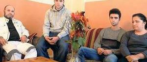 Machen mobil. Die Familie Gülbol mit zweien der drei Kinder (im Bild v.l.: Ali, Amir, Akim und Necmiye). Foto: B. Kietzmann
