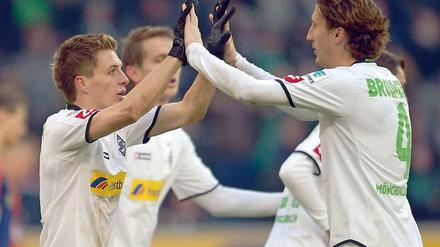 Danke für die Rettung! Roel Brouwers klatscht Patrick Hermann ab, nachdem dieser das 3:3 für Gladbach erzielt hat.