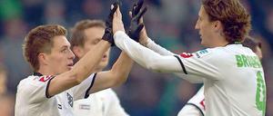 Danke für die Rettung! Roel Brouwers klatscht Patrick Hermann ab, nachdem dieser das 3:3 für Gladbach erzielt hat.