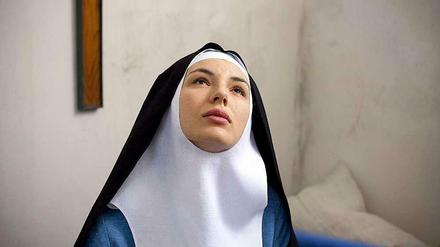 Pauline Étienne spielt eine junge Frau, die gegen ihren Willen Nonne werden soll.
