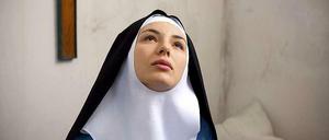 Pauline Étienne spielt eine junge Frau, die gegen ihren Willen Nonne werden soll.