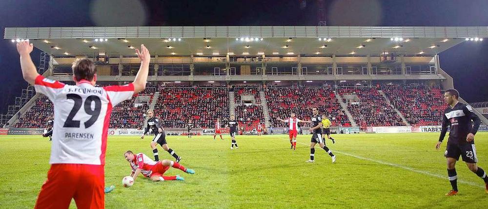 In neuem Glanz: Der 1. FC Union spielt im modernisierten Stadion mit neuer Haupttribüne – und jetzt auch in der Spitzengruppe der Zweiten Liga.