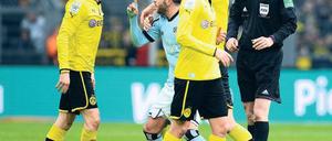 Du gehst gleich. Rafael van der Vaart (in Blau) empört sich über das harte Einsteigen von Robert Lewandowski (links). Der Dortmunder Stürmer sieht die Rote Karte, der Hamburger erhält für seine handgreifliche Beschwerdeführung Gelb. Foto: AFP