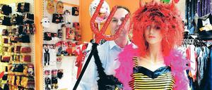 Alexis Schirren, Inhaber vom Deko-Lager in Kreuzberg, hat gut zu tun in diesen Tagen.