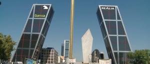 Spaniens teuerstes Geldhaus ist der Bankia-Konzern, der aus dem Zusammenschluss von fünf Sparkassen entstand, im Bild die Zentrale in Madrid. Um sicher zu stellen, dass die Bank alle ausstehenden Schulden bezahlt, musste die Regierung sie verstaatlichen und mit bisher 30 Milliarden Euro stützen. Fachleute erwarten, dass die benötigte Summe sich verdreifachen wird.