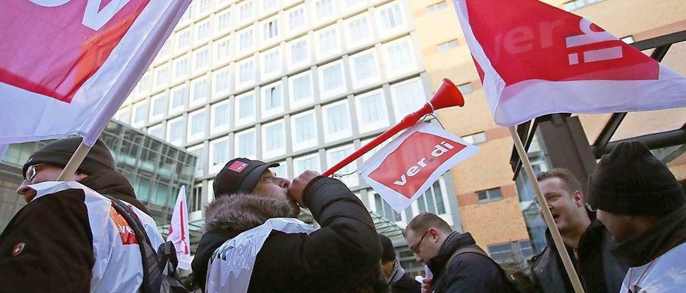 Die Streiks des Sicherheitspersonals an den Flughäfen gehen weiter: Jeder zweite Flug in Hamburg wurde gestrichen.