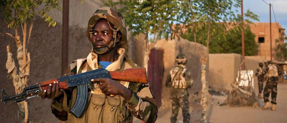Ein nigerianischer Afisma-Soldat auf Streife in der nordmalischen Stadt Gao. 