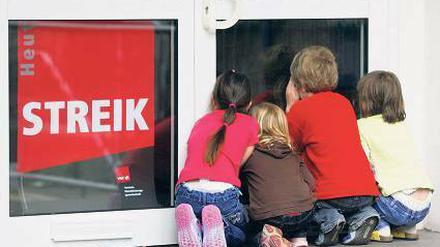 Hurra, die Lehrer streiken. Kinder freuen sich, Eltern haben ein Problem Foto: dpa