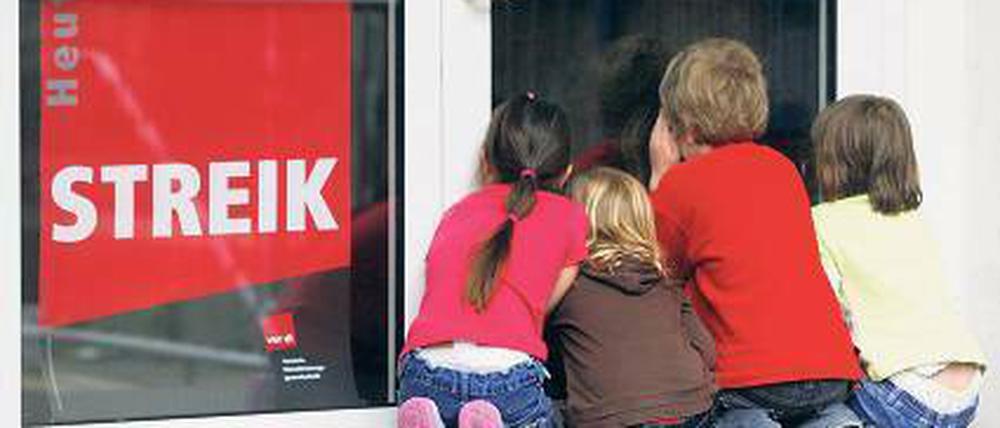 Hurra, die Lehrer streiken. Kinder freuen sich, Eltern haben ein Problem Foto: dpa