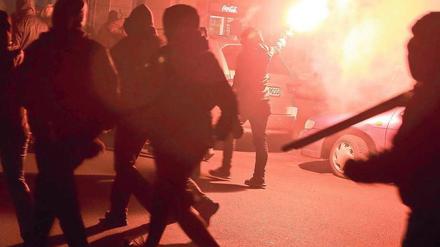 Feuer im Kiez. Vermummte zogen durch Kreuzberg, Mitte und Friedrichshain; Autos und Barrikaden brannten. 