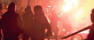 Feuer im Kiez. Vermummte zogen durch Kreuzberg, Mitte und Friedrichshain; Autos und Barrikaden brannten.