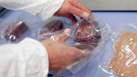 In einem Berliner Labor werden Fleischproben analysiert. Die EU-Staaten wollen jetzt mit Gentests nach falsch deklariertem Pferdefleisch fahnden.