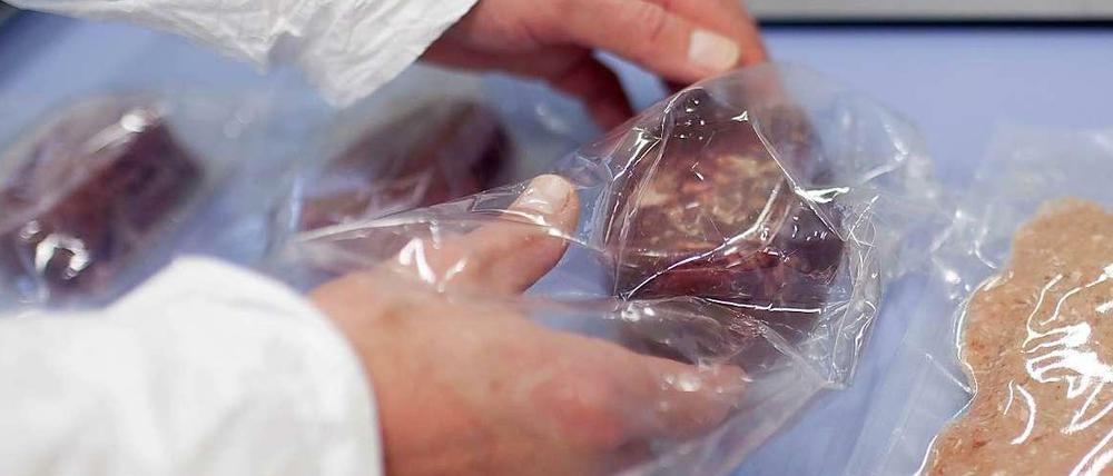 In einem Berliner Labor werden Fleischproben analysiert. Die EU-Staaten wollen jetzt mit Gentests nach falsch deklariertem Pferdefleisch fahnden.