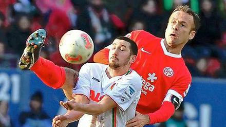 Viel Einsatz, wenig Ertrag: Augsburgs Sascha Mölders (v.) und der Mainzer Nikolce Noveski kämpfen um den Ball.