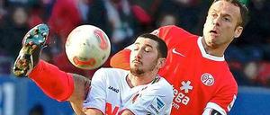 Viel Einsatz, wenig Ertrag: Augsburgs Sascha Mölders (v.) und der Mainzer Nikolce Noveski kämpfen um den Ball.