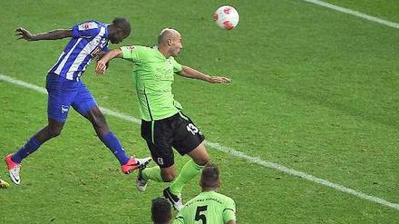 Tor. Adrian Ramos (l.) erzielt, wie hier gegen 1860 München am 4. Spieltag, häufig den wichtigen ersten Treffer für Hertha.