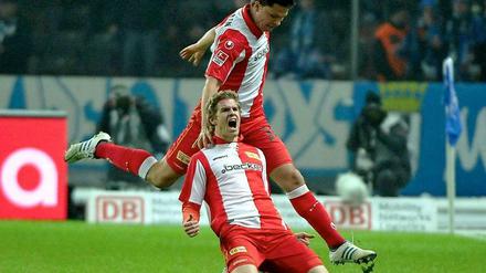 Simon Terodde (vorne) jubelt über seinen Treffer zum 1:0 zusammen im Stadtderby zusammen mit Teamkollege Fabian Schönheim.