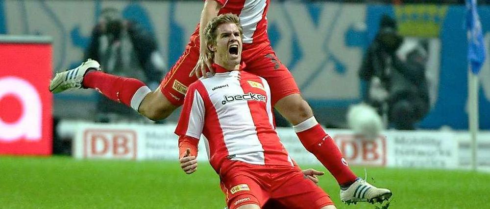 Simon Terodde (vorne) jubelt über seinen Treffer zum 1:0 zusammen im Stadtderby zusammen mit Teamkollege Fabian Schönheim.