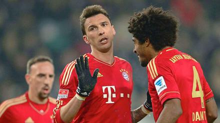 Bayern Münchens Stürmer Mario Mandzukic (M) bejubelt seinen Treffer zum 0:1 in der 36. Minute.