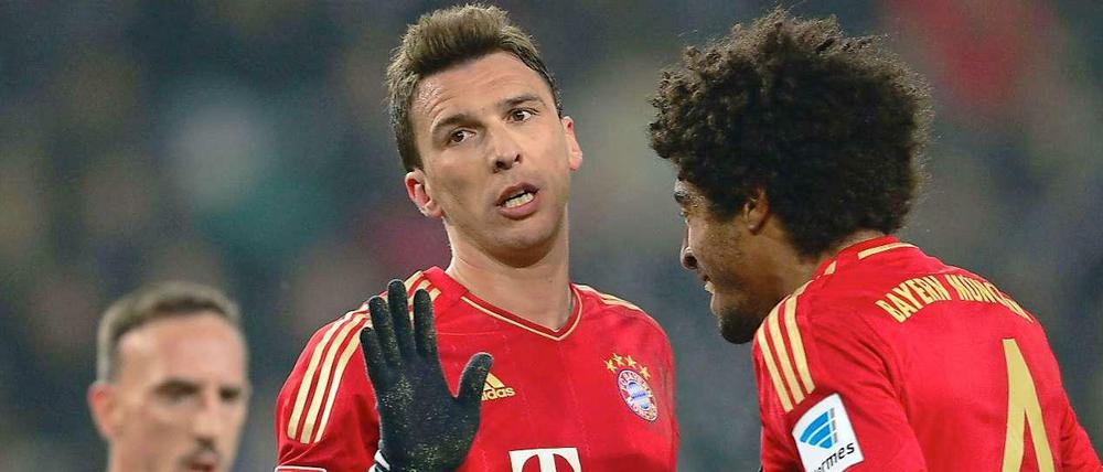 Bayern Münchens Stürmer Mario Mandzukic (M) bejubelt seinen Treffer zum 0:1 in der 36. Minute.
