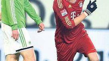 Verhaltene Freude. Mario Mandzukic (rechts) traf per Fallrückzieher gegen seinen alten Klub, Wolfsburg Alexander Madlung war hilflos. Foto: AFP