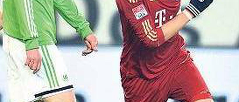 Verhaltene Freude. Mario Mandzukic (rechts) traf per Fallrückzieher gegen seinen alten Klub, Wolfsburg Alexander Madlung war hilflos. Foto: AFP