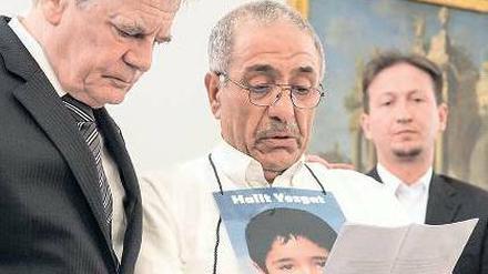 Die Trauer des Vaters. Ismail Yozgat zeigt Gauck Bilder seines Sohnes. 