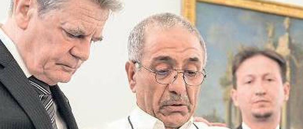 Die Trauer des Vaters. Ismail Yozgat zeigt Gauck Bilder seines Sohnes. 
