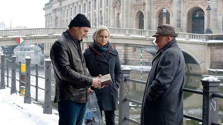 Filmszene aus "Unknown Identity" mit Liam Neeson (links), Diane Kruger und Bruno Ganz: Die Museumsinsel ist echt - aber für die Flughafenszene ging es nach Leipzig.