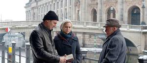 Filmszene aus "Unknown Identity" mit Liam Neeson (links), Diane Kruger und Bruno Ganz: Die Museumsinsel ist echt - aber für die Flughafenszene ging es nach Leipzig.