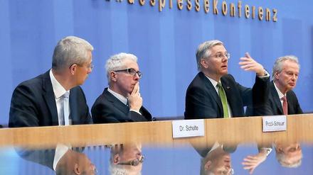 Oberste Flieger: Fraport-Chef Stefan Schulte, Wolfgang Prock-Schauer von Air Berlin, der Vorstandsvorsitzende derLufthansa, Christoph Franz, und der Präsident der Luftverkehrswirtschaft, Klaus-Peter Siegloch (von l. nach r.).