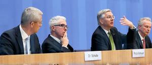 Oberste Flieger: Fraport-Chef Stefan Schulte, Wolfgang Prock-Schauer von Air Berlin, der Vorstandsvorsitzende derLufthansa, Christoph Franz, und der Präsident der Luftverkehrswirtschaft, Klaus-Peter Siegloch (von l. nach r.).