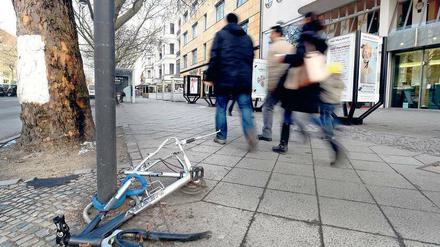 Resterampe. Trotz täglicher Reinigung ist der Ku’damm oft vermüllt. Jetzt soll dort häufiger gekehrt werden. 