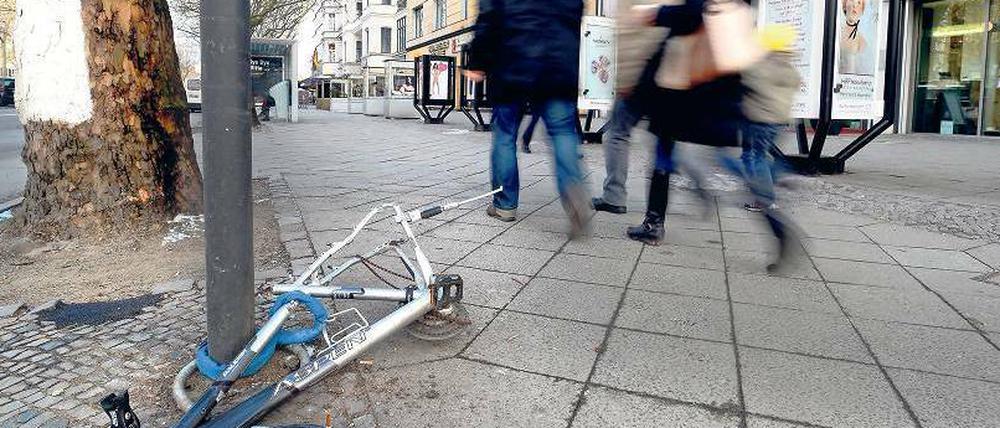 Resterampe. Trotz täglicher Reinigung ist der Ku’damm oft vermüllt. Jetzt soll dort häufiger gekehrt werden.