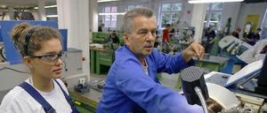 Eine Auszubildende bei ABB in Berlin (Archivbild) - in der Hauptstadt springen im Verhältnis mehr Jugendliche während der Lehre ab als in allen anderen Bundesländern.